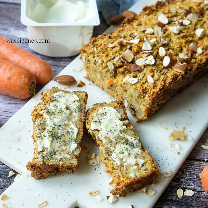 Haferflocken-Möhren-Brot mit Quark & Mandeln {ohne Mehl} - Ganz einfaches Brot Rezept, ohne Hefe und ohne Mehl, gesund und schnell gemacht | waseigenes.com | Rezepte für jeden Tag