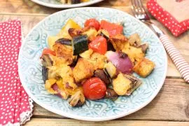 Hähnchen-Gemüse-Ofenpfanne mit Ajvar-Käsecreme – ein schnelles und gesundes Happy Carb Abendessen