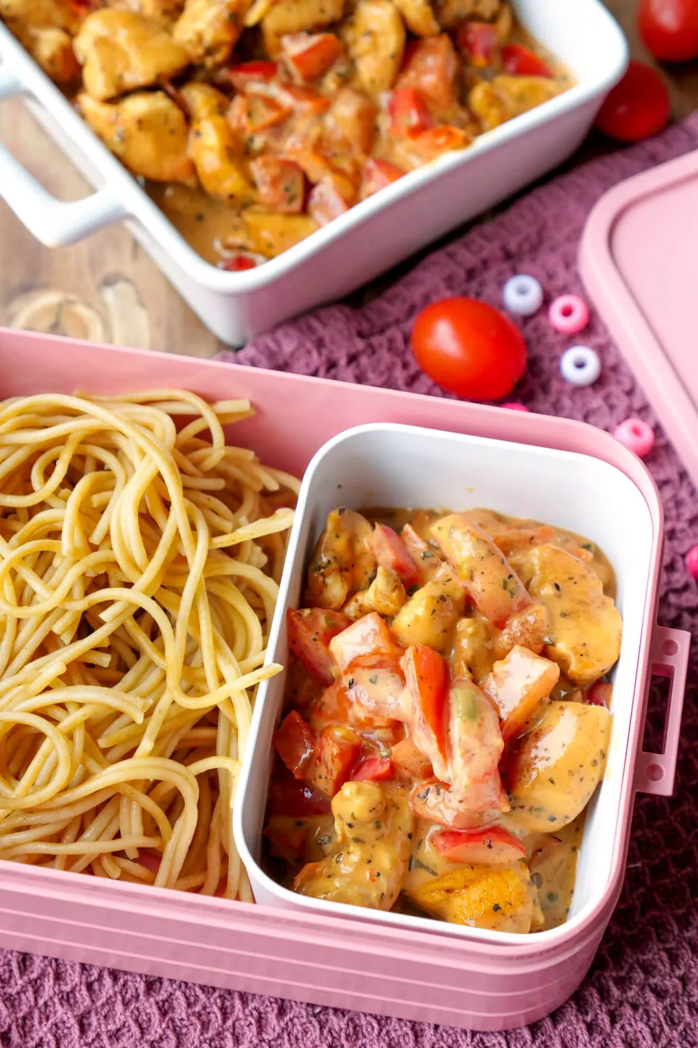 Hähnchen-Paprika-Pfanne als ideale Meal-Prep-Mahlzeit, perfekt für die effiziente deutsche Feierabendküche oder das Mittagessen im Büro.