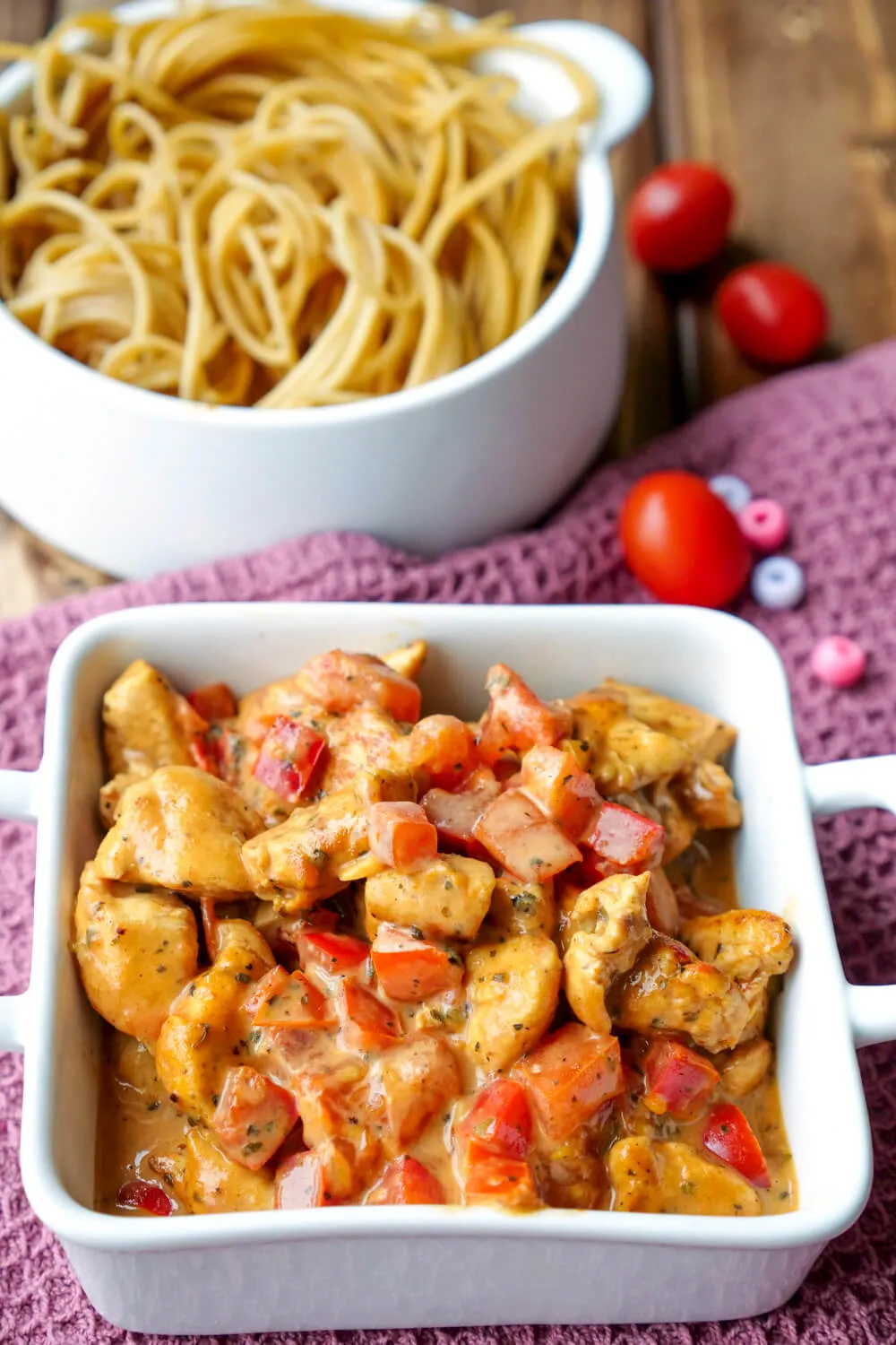 Hähnchen-Paprika-Pfanne mit cremiger Sahnesauce, Paprika, Hähnchen und Spaghetti