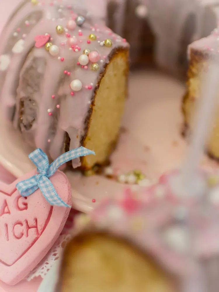 Hälfte eines Zitronenkuchens mit Ansicht der saftigen Textur