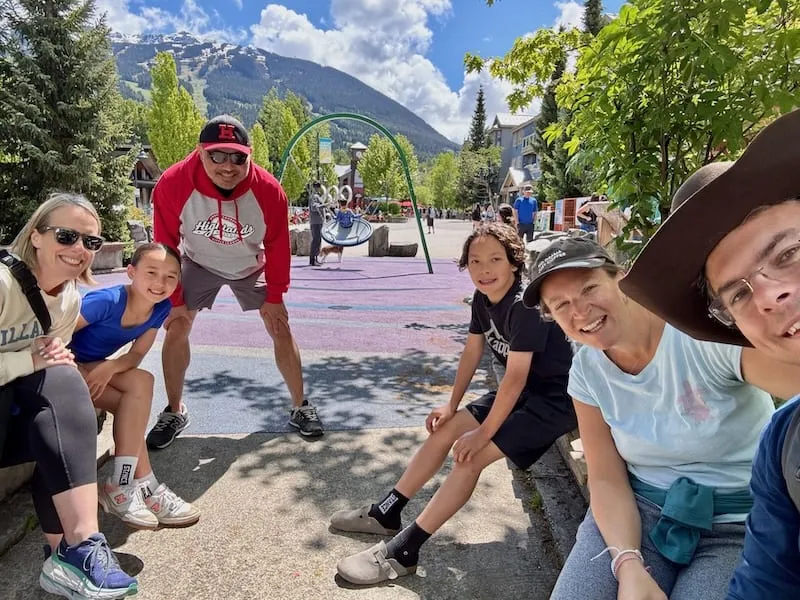 Hallo Kanada! Wir haben Glück und entdecken Vancouver & Whistler zusammen mit unseren lieben kanadischen Freunden Sheri, Brooke, Ambrose und Jordan (von links nach rechts).