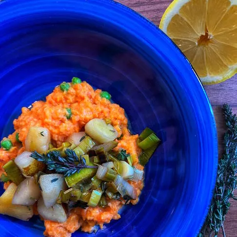 Hält die Gelenke gesund: Lauch-Birnen-Gemüse auf Süßkartoffel-Erbsen-Stampf, ein entzündungshemmendes Arthrose Ernährung Rezept.