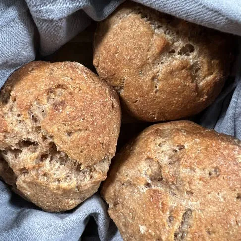 Hält lange satt: Vollkorn-Quarkbrötchen, eine ausgezeichnete Wahl für eine bewusste Arthrose Ernährung.