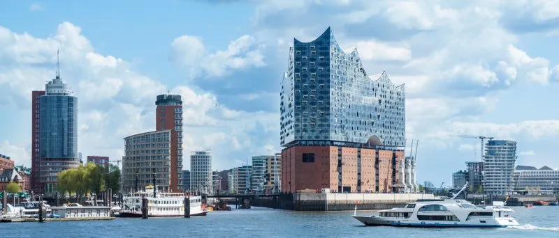 Hamburg HafenCity mit Elbphilharmonie bei Sonnenuntergang, symbolisch für maritime Kurzurlaube mit spar mit com.