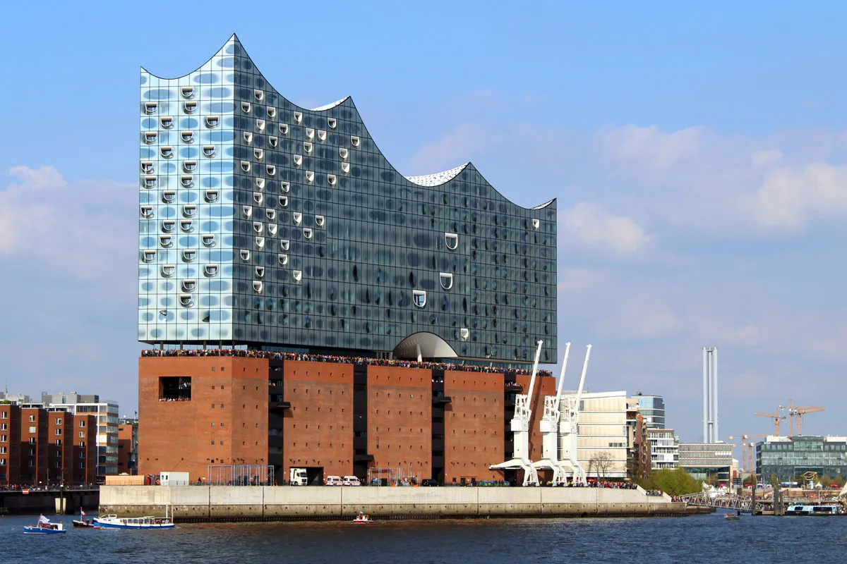 Hamburgs neues Wahrzeichen glänzt in der Sonne: die Elbphilharmonie
