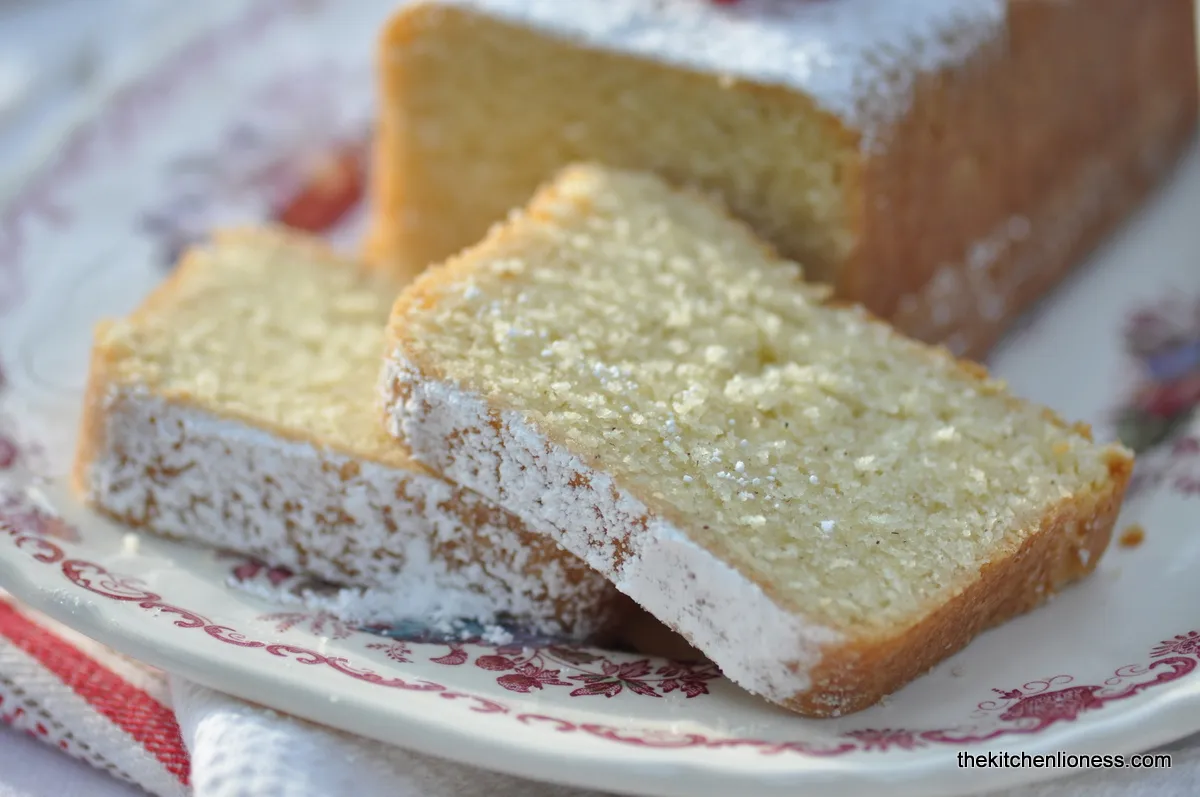 Hand hält ein Stück belgischen Salzbutterkuchen mit Gabel