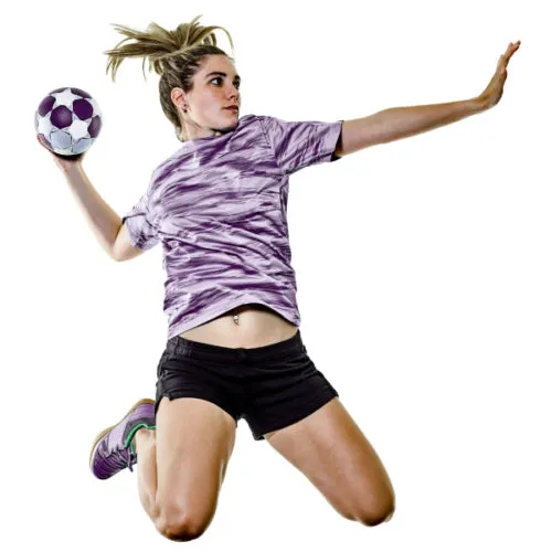 Handballerin beim Wurf, die typische Belastung bei High-Impact-Sportarten demonstrierend