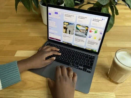 Hände an einem Laptop. Die Seite Umwelt im Unterricht ist offen.