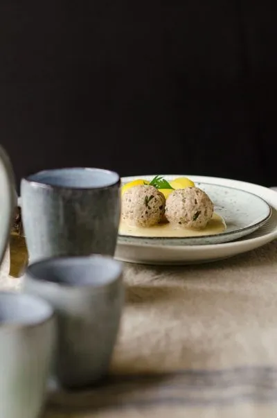 Hände formen Klopse aus Hackfleischmasse