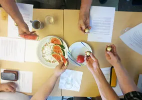 Hände halten Wassermelone und Schokolade, symbolisieren Genuss und ausgewogene Ernährung auf dem Weg zu einem rundum gesunden Leben
