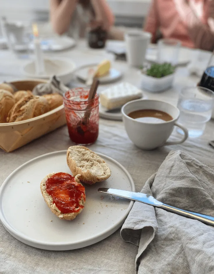 Hände kneten schnell Brötchenteig in einer Küchenschüssel
