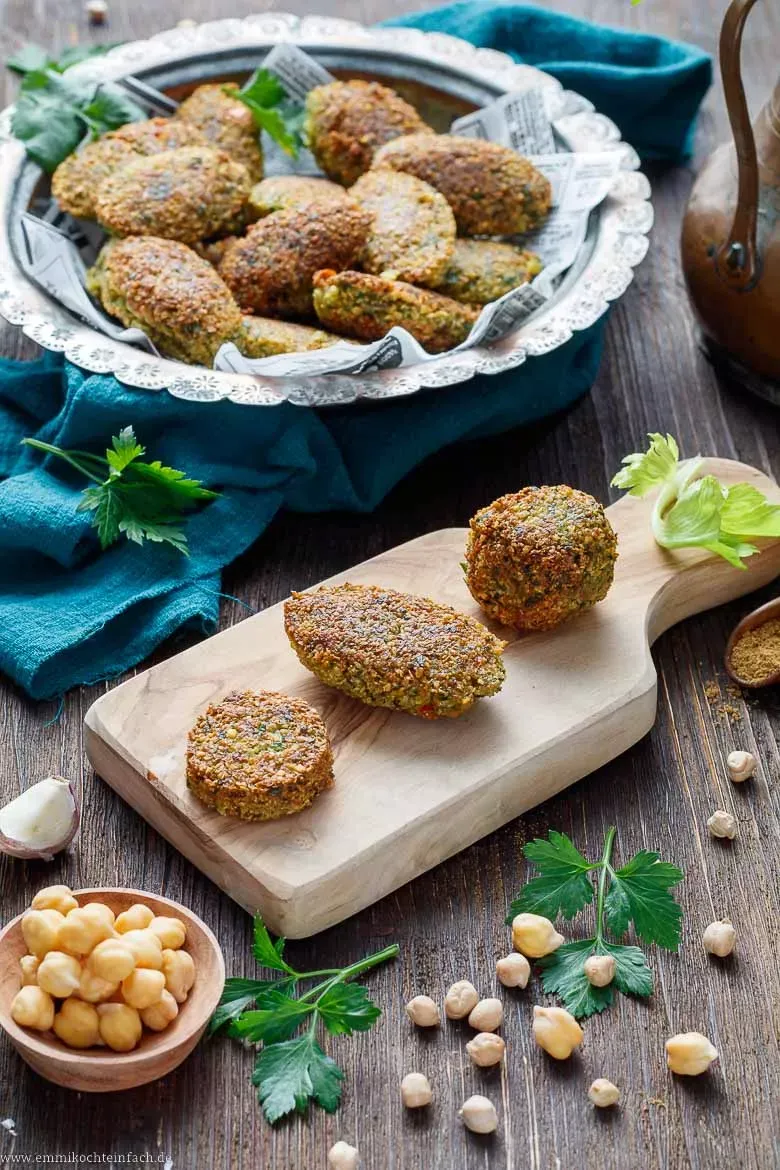 Handgeformte Falafel in der Pfanne
