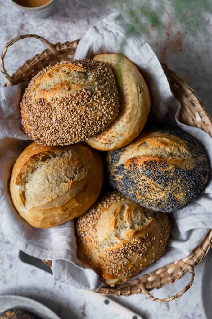 Handgemachte Frühstücksbrötchen auf dem Backblech, bereit zum Genuss
