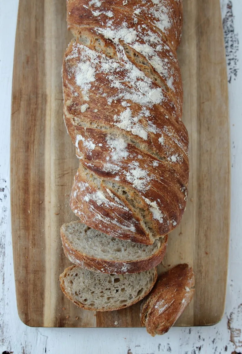 Handgemachtes Sauerteigbrot, das Ergebnis leidenschaftlicher Backkunst zu Hause.