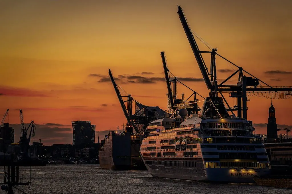 Hansahafen Hamburg mit der MS EUROPA im Sonnenuntergang