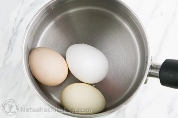 Hartgekochte Eier, perfekt zubereitet und in Eiswasser gekühlt, zur Vorbereitung der Okroschka.