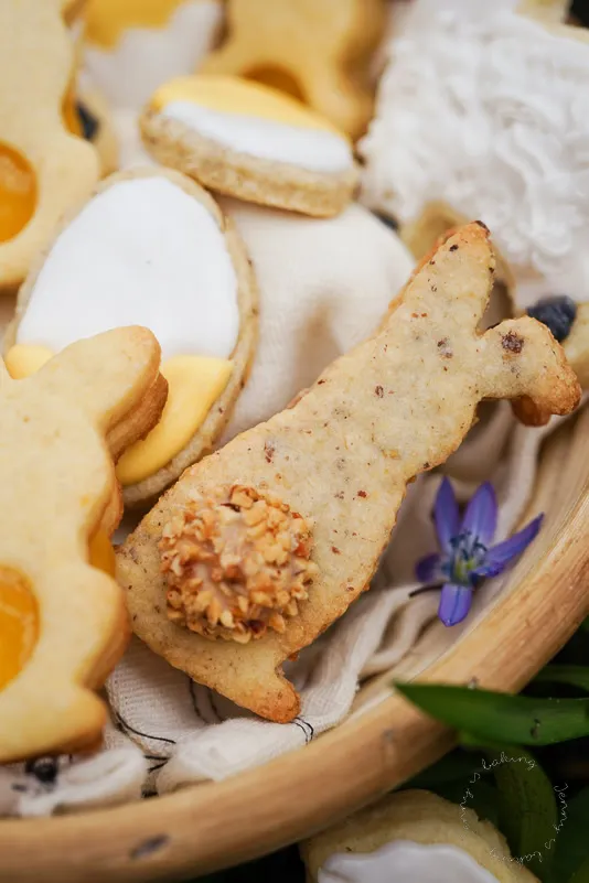 Haselnuss-Osterkekse in Form von Hasen mit Giotto-Schwänzchen, gefüllt mit Haselnusscreme