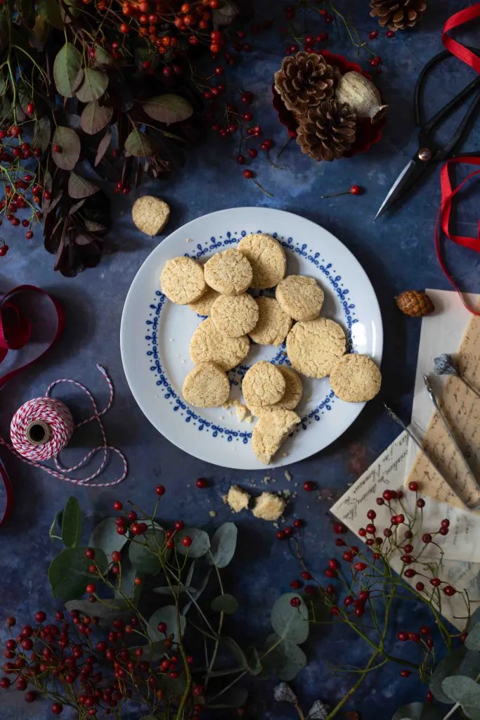 Haufen von knusprigen Heidesand-Keksen, die ihren goldbraunen Rand und ihre zarte Textur zeigen