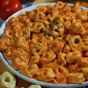 Hauptbild: Cremige Tortellini in würziger Tomaten-Sahne-Soße