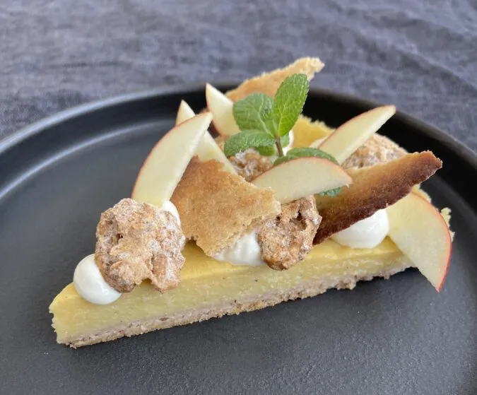 Hausgemachte Apfeltarte mit knusprigen Walnüssen und Quarkcreme als süßer Abschluss für Ostern.