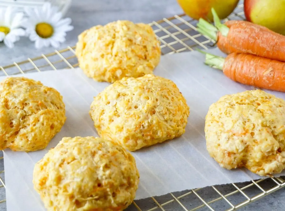 Hausgemachte Frühlingsbrötchen mit Quark, Apfel &amp; Möhre