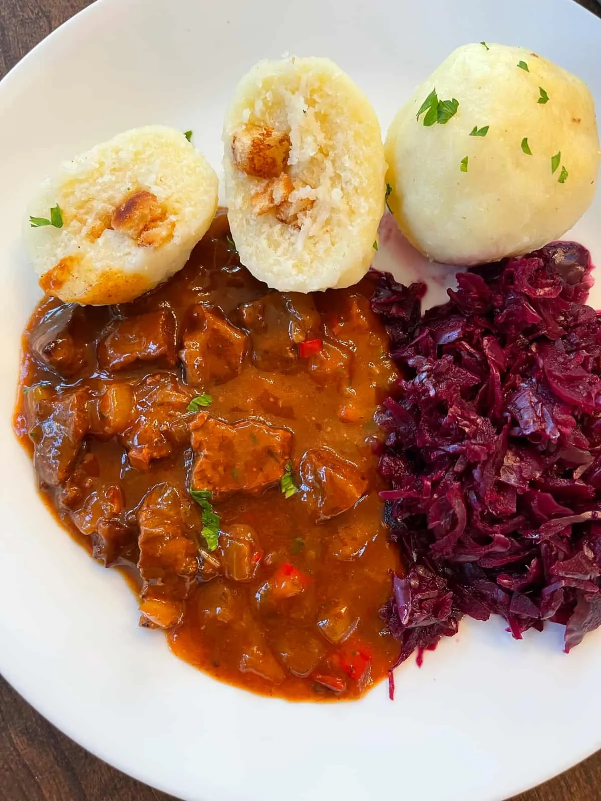 Hausgemachte Kartoffelklöße, eine klassische Beilage zum deutschen Gulasch
