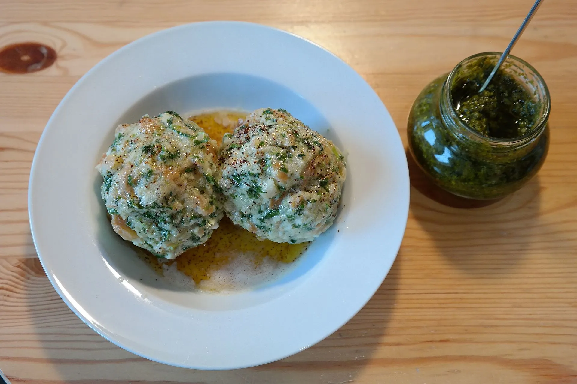 Hausgemachte Käsknöpfle aus der Pfanne mit gerösteten Zwiebeln und frischem Salat, eine vegetarische Spezialität