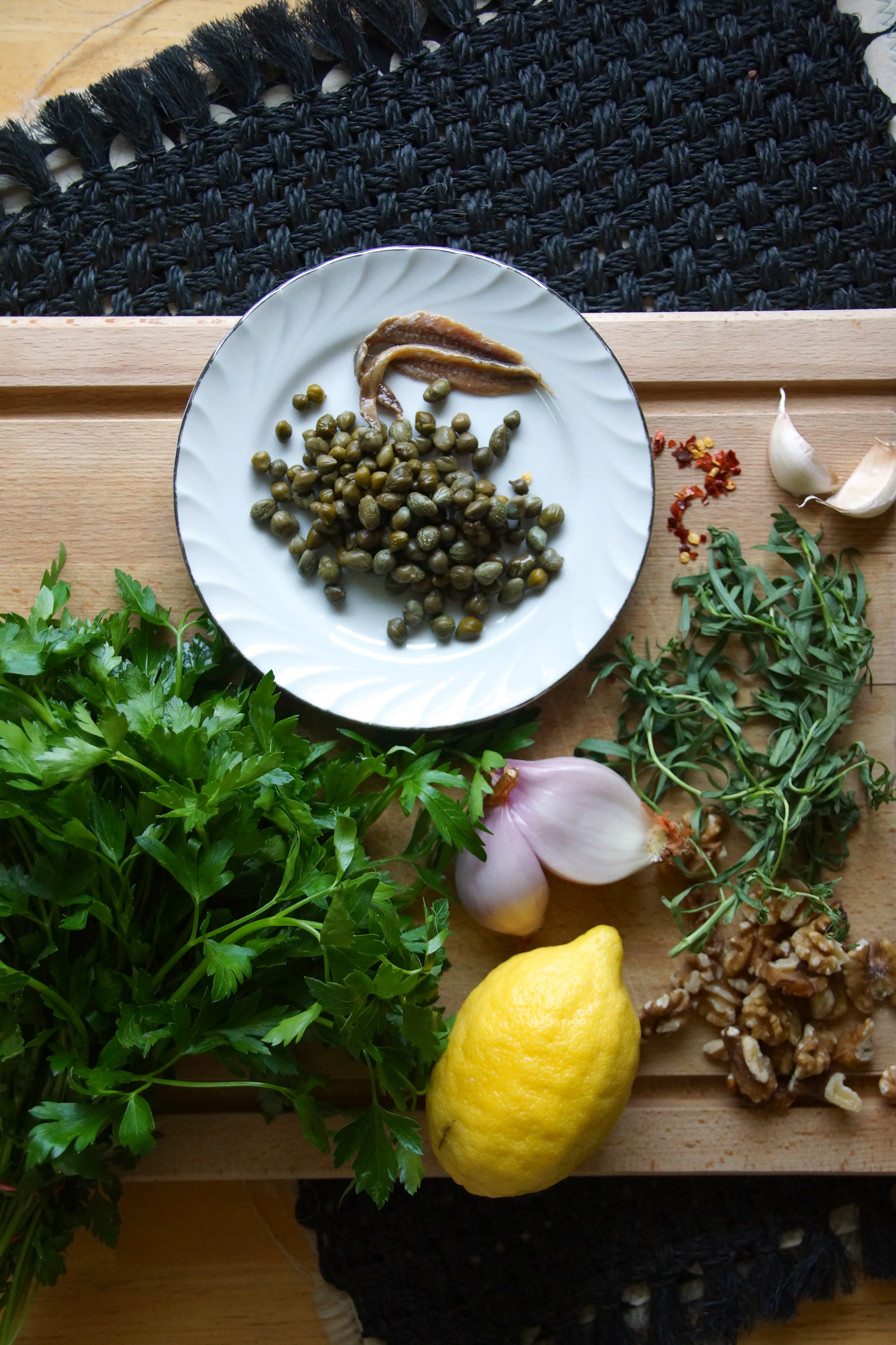 Hausgemachte Kräutersauce in einer Schale