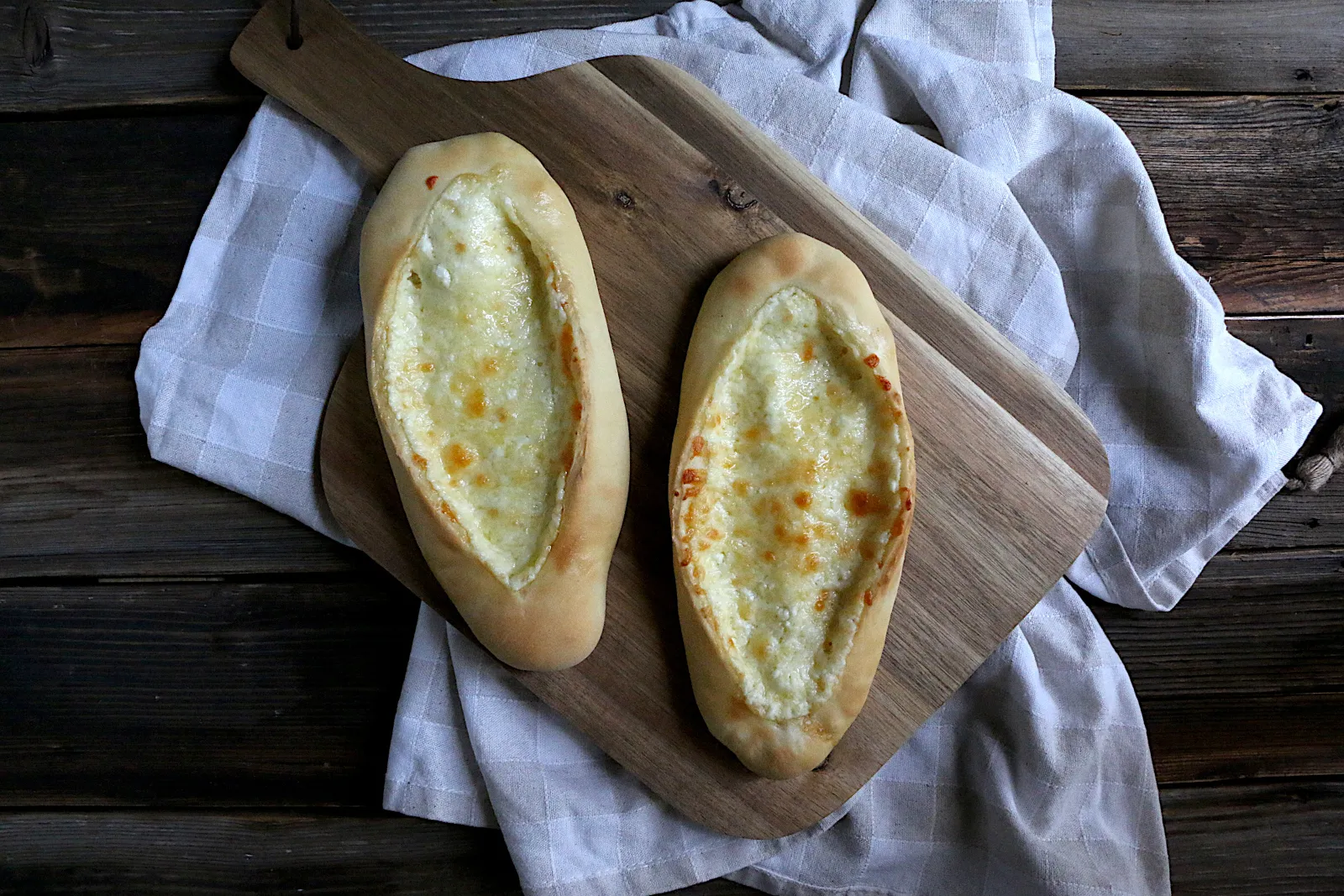Hausgemachte Pide mit geschmolzenem Käse und frischen Kräutern
