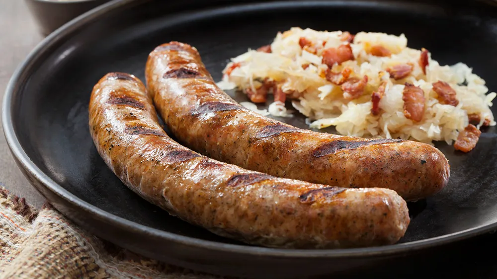 Hausgemachte Rehbratwurst, ideal zum Grillen oder Braten, eine delikate Alternative zur klassischen Bratwurst.
