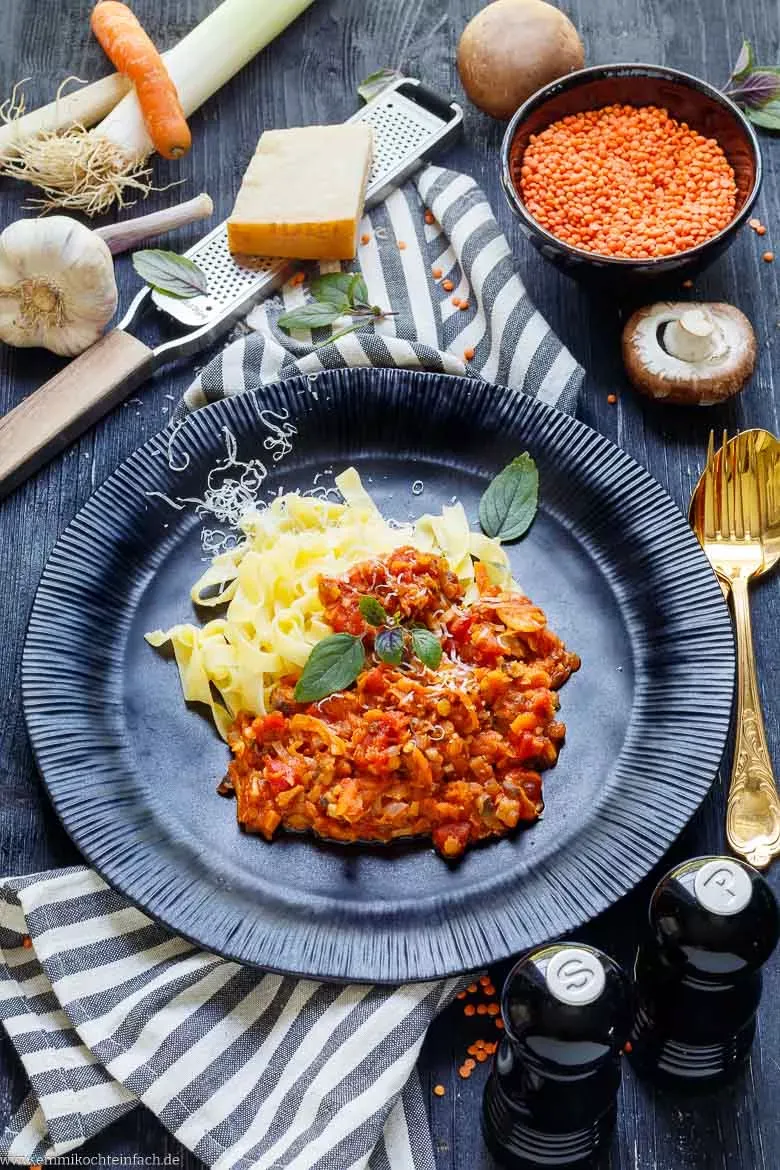 Hausgemachte rote Linsen Bolognese in der Pfanne zubereitet