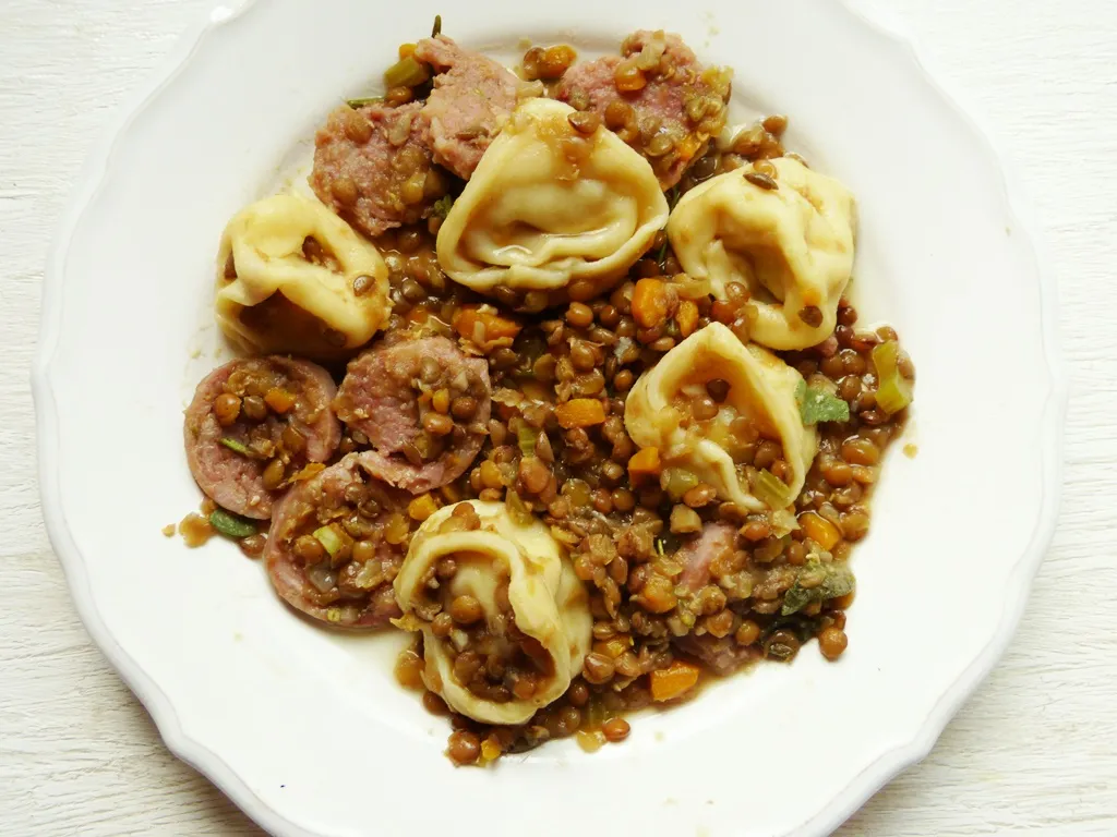 Hausgemachte Salsicce Capellacci auf Linsen-Salsiccia-Gemüse, ein exquisites Primo Piatto und ein beliebtes italienisches Hauptgericht.