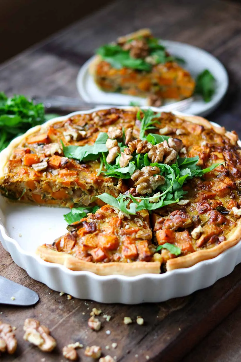 Hausgemachte Süßkartoffel Quiche mit knusprigem Boden und frischem Rucola