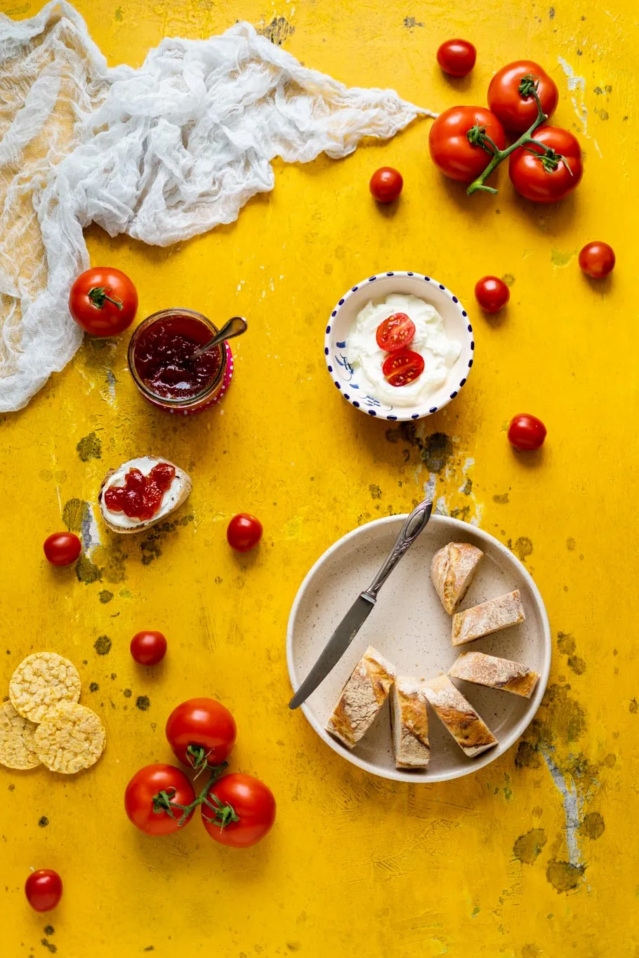 Hausgemachte Tomatenmarmelade (Doce de Tomate) in einer Glasschale, bereit zum Servieren oder Einkochen