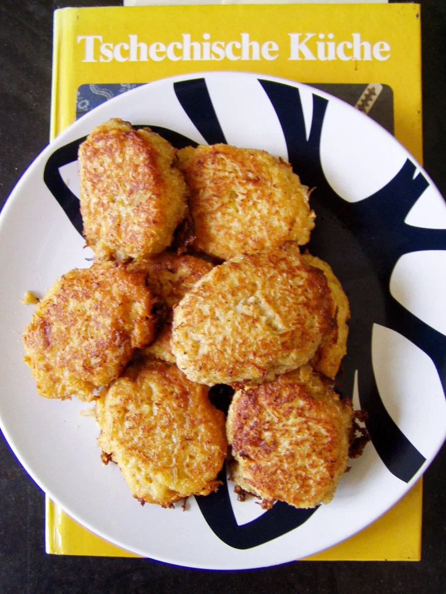 Hausgemachte tschechische Sellerie-Nocken, goldbraun gebraten und servierfertig, ein Beispiel für vielfältige Gerichte mit Sellerie.