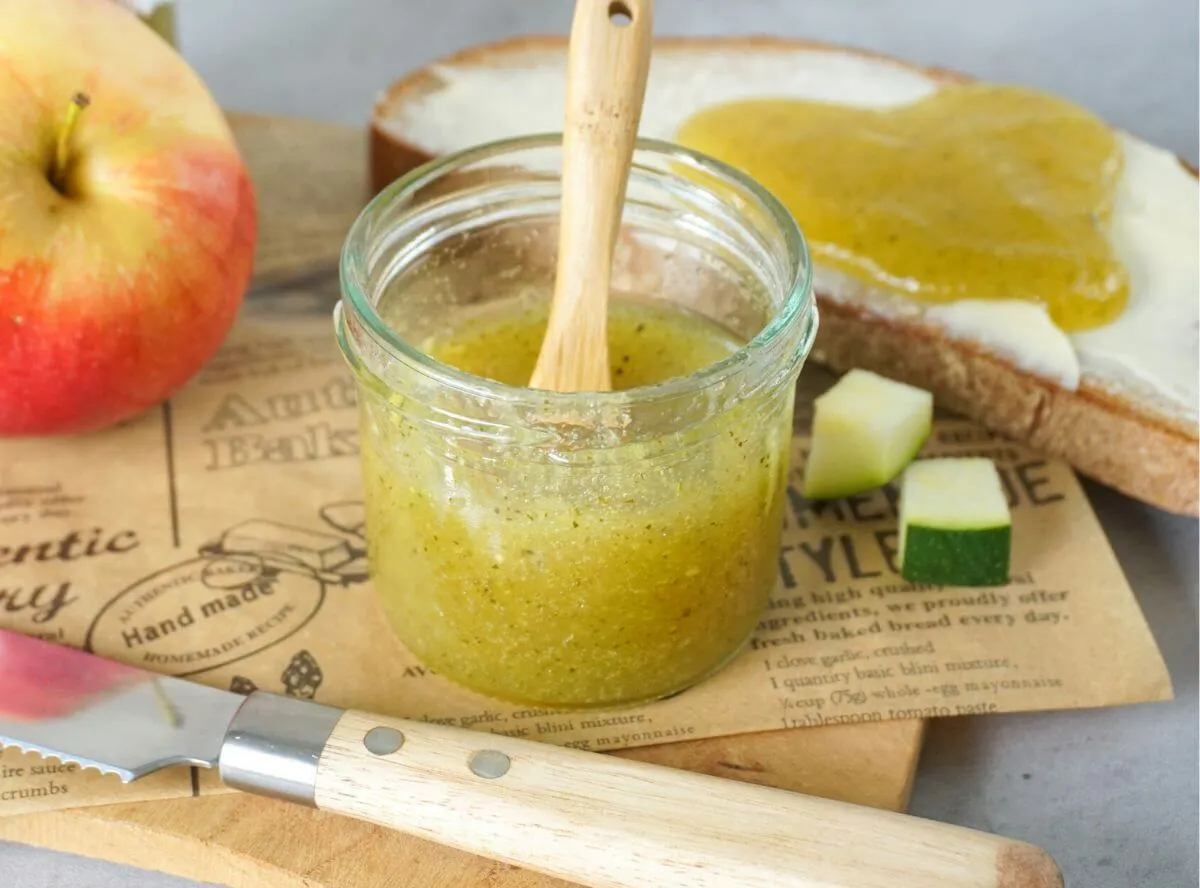 Hausgemachte Zucchini-Apfel-Marmelade in einem Glas, eine interessante Kombination.