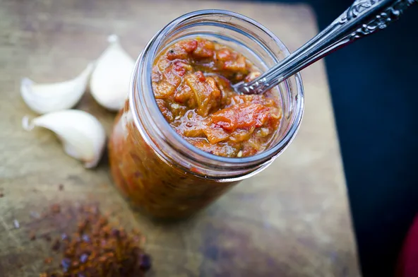 Hausgemachter Ajvar, eine würzige Paprika-Auberginen-Relish, ideal als Beilage zu Ćevapčići.