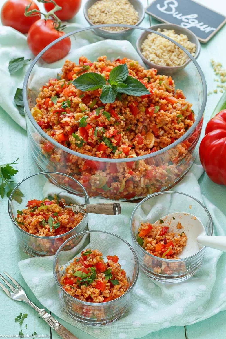 Hausgemachter Bulgursalat angerichtet in einer weißen Schüssel, ideal als Beilage oder Grillsalat