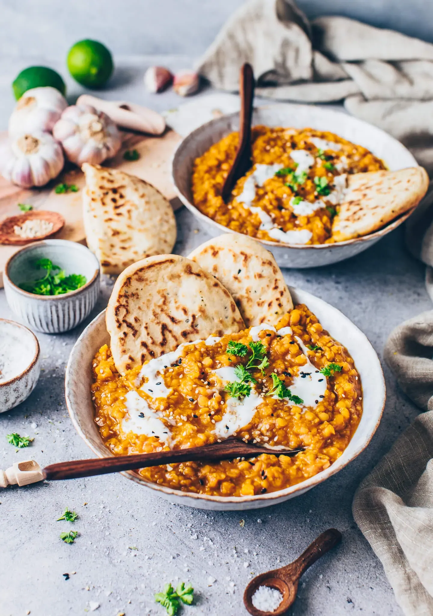 Hausgemachter veganer Linsen-Dal mit frischen Kräutern, ein einfaches Curry-Rezept für die deutsche Küche.