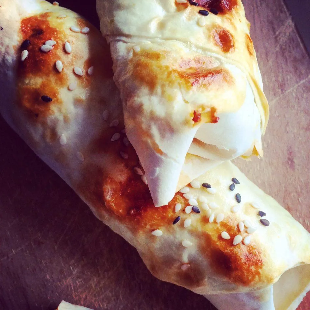 Hausgemachtes Börek und Pide mit würziger Hackfleischfüllung