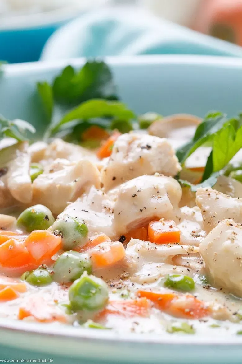 Hausgemachtes Hühnerfrikassee in cremiger Soße, ein beliebtes Rezept