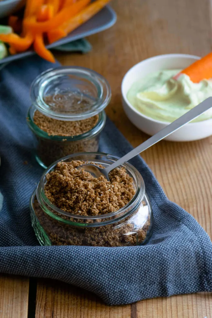 Hausgemachtes Sesamsalz, perfekt für Brot und herzhafte Gerichte