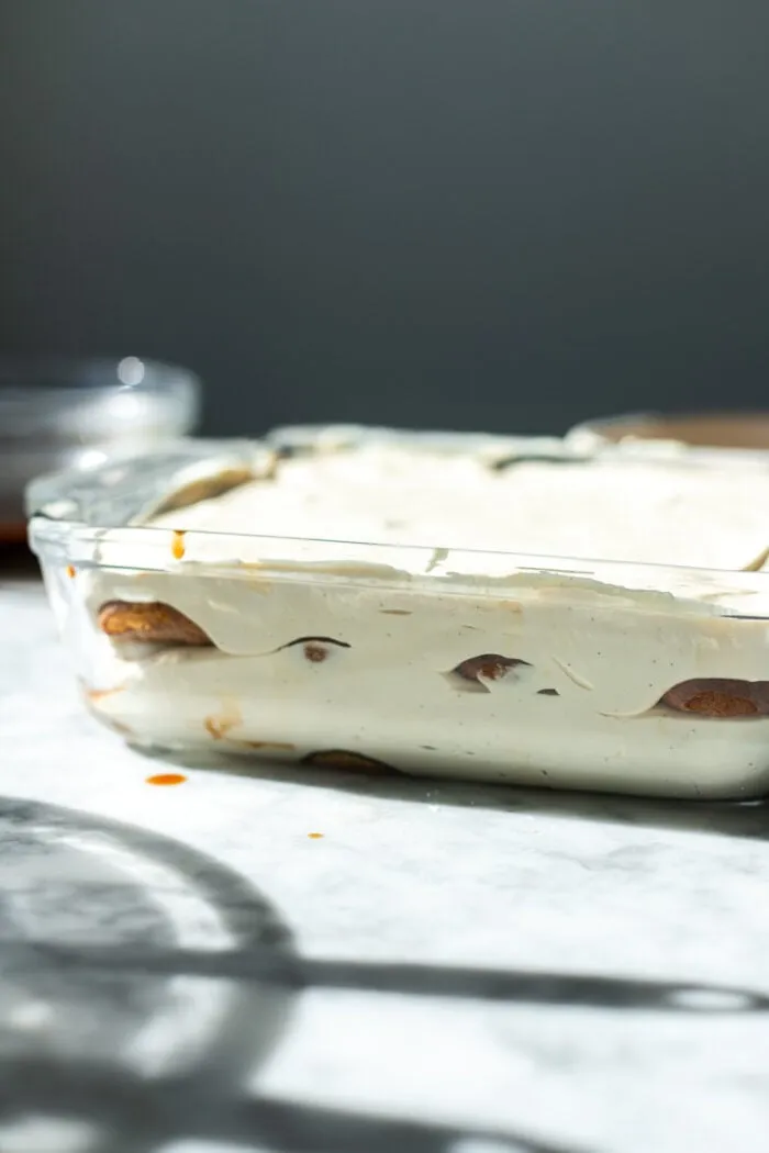 Hausgemachtes Tiramisu in einer Pfanne