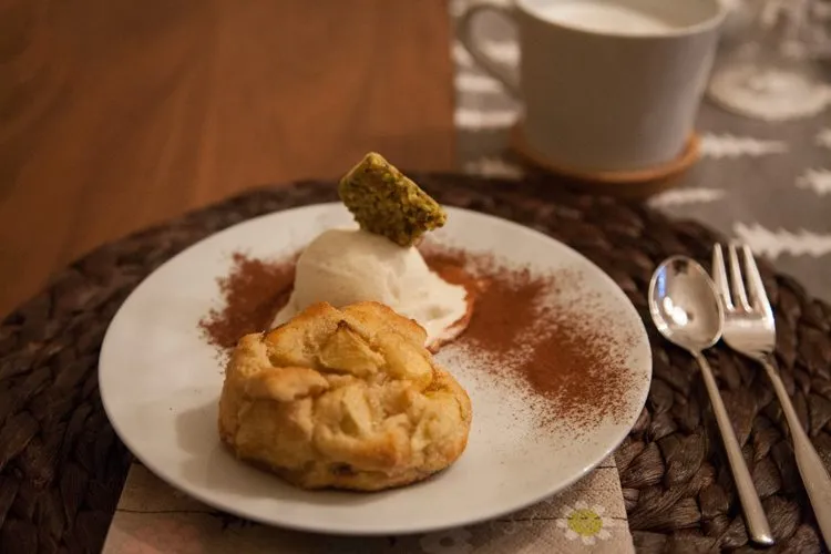 Hausgemachtes Vanilleeis mit Apfelballen, bestreut mit Zimt und Zucker
