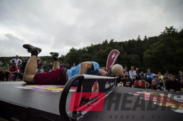 Headis-Spieler-im-Einsatz-Tischtennis-mit-dem-Kopf