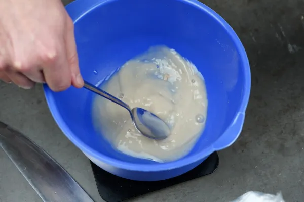 Hefe für Pizzateig aktivieren im lauwarmen Wasser