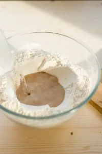 Hefe Wasser in das Mehl eingeben