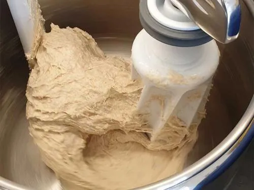 Hefeteig für Toastbrot wird in einer Küchenmaschine geknetet, ein wichtiger Schritt für die feine Krume im deutschen Backhandwerk