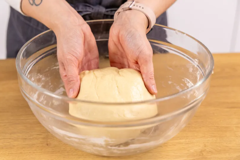 Hefeteig in einer Schüssel abgedeckt ruhen lassen